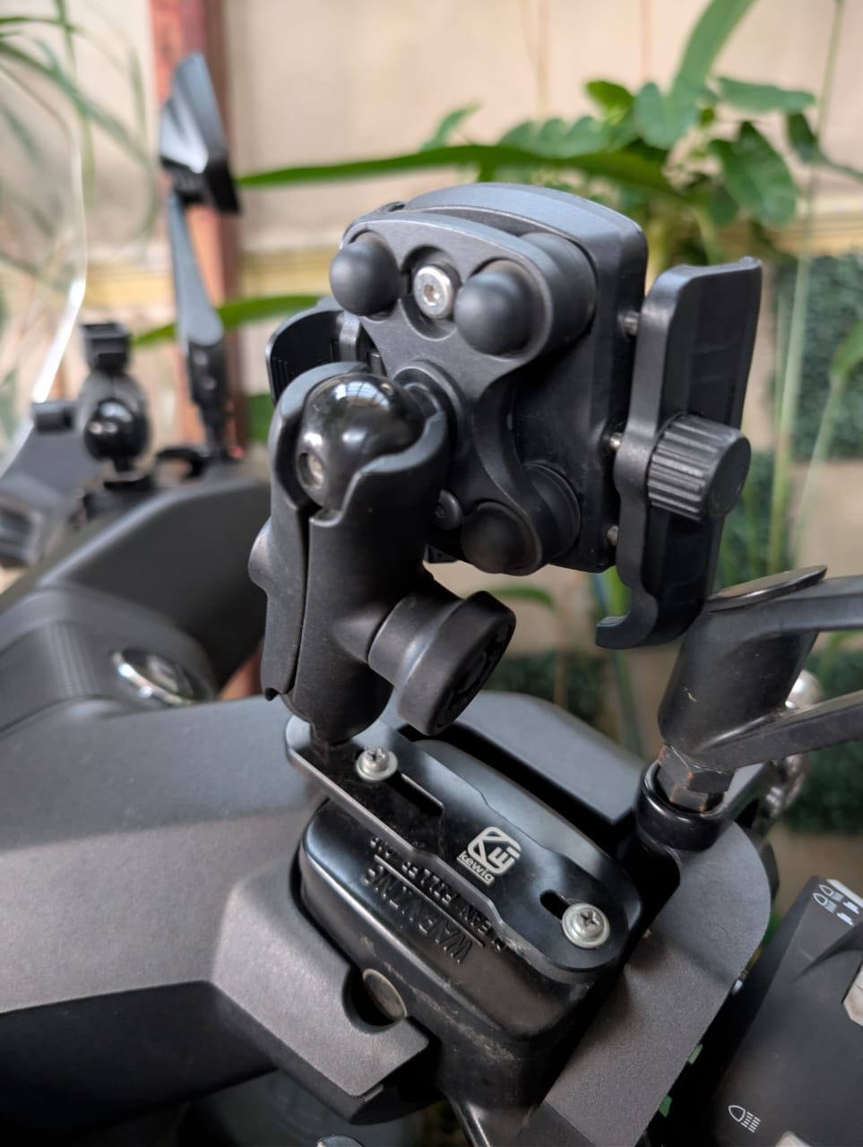 Phone holder motor anti-vibration KEWIG M8SP dipasang pada motosikal