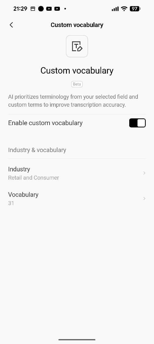 Skrin Custom vocabulary dalam app PLAUD dengan pilihan Industry dan senarai Vocabulary